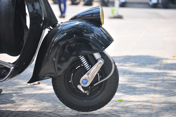 Một góc nhìn khác của bánh trước cho thấy những đường con hết sức quyến rũ của Vespa 98 đã được phục chế hết sức tỉ mỉ và chăm chút