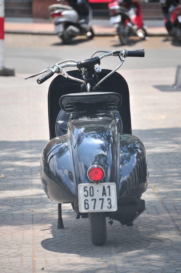 Vespa 98 – bản phục chế tại Sài Gòn nhìn từ phía sau