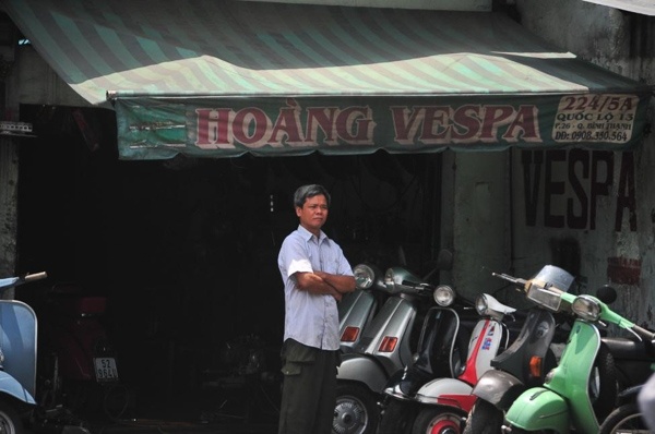 Hoàng Vespa trước cửa tiệm nhỏ nhưng tràn đầy niềm đam mê và tình yêu dạt dào cho dòng xe Vespa cổ  Chia sẻ thêm về bản phục chế Vespa 98 của mình, Hoàng Vespa nói: “Tui làm chiếc 98 này với tất cả niềm đam mê và tình yêu của tui dành cho cái đẹp vượt thời gian của mẫu Vespa 98. Theo đó, tui không đặt nặng về vấn đề phụ kiện nguyên bản mà phục chế theo hướng tiện ích cho chủ xe và vận hành trơn tru.”  Ngoài chiếc Vespa 98 này, Hoàng Vespa cũng là tác giả của nhiều chiếc Vespa phục chế ở các phiên bản khác với tình yêu nghề gắn bó hơn 30 năm tại đất Sài Gòn.