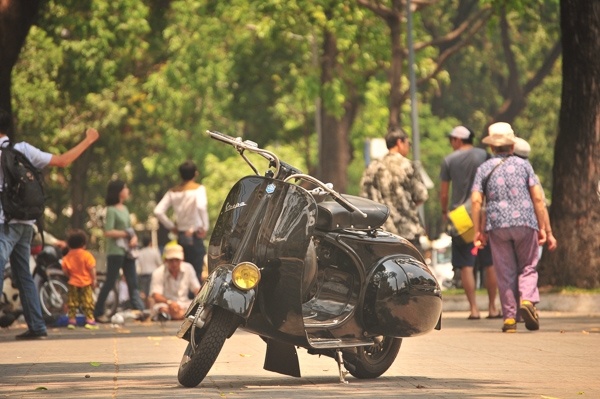 Chiếc Vespa cổ độc nhất tại Sài Gòn này được Hoàng Vespa phục chế gần như hoàn hảo theo nguyên bản thiết kế của mẫu Vespa 98 hay còn gọi là Prototype MP5 từng được hãng Piagio sản xuất vào năm 1946. chiếc xe được coi là “thuỷ tổ” trong dòng Vespa – Vespa 98 tại Sài Gòn.