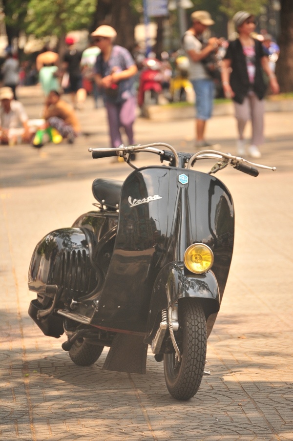 Xe chỉ có đèn pha trước và đèn sau, không có đèn xi-nhan theo đúng như nguyên bản Vespa 98