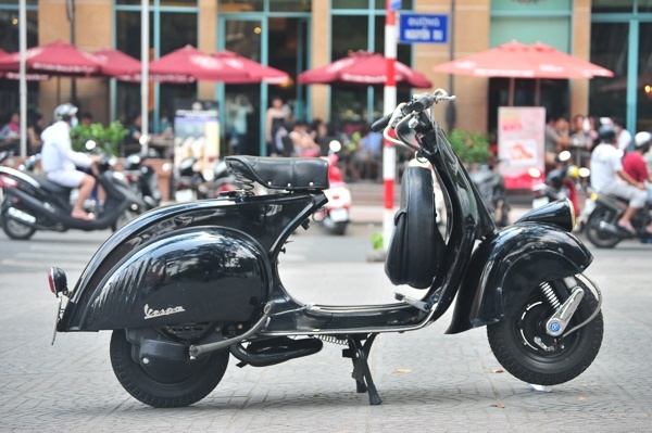 Hoang Vespa va chiec xe may co doc nhat Sai Gon hinh anh