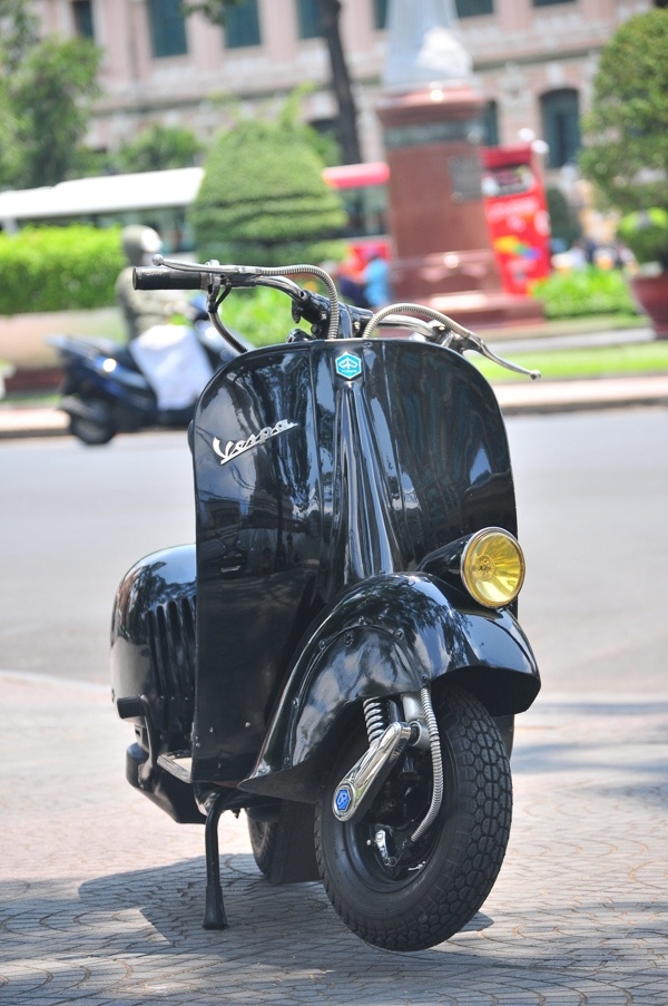 Logo Piagio và Vespa ở yếm xe