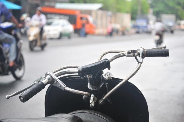 Tay nắm với logo Vespa in nổi; số tay 4 cấp; ghi-đông, tay thắng, tay Ambraya bằng inox; các loại dây được cho vào ống nhôm gọn gàng.