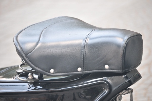 Yên xe đơn được bọc bằng 100% da thật