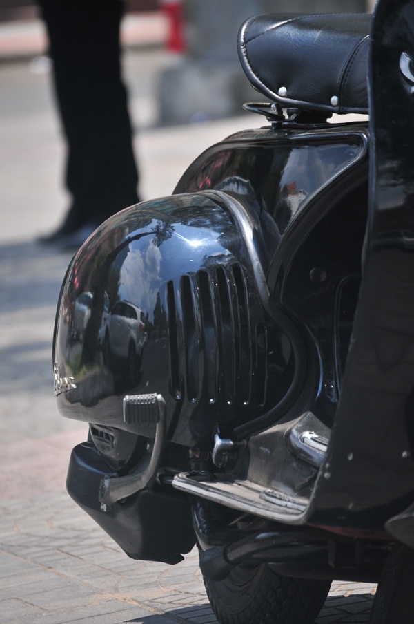 Ốp trái xe với 5 khe hút gió làm mát động cơ như nguyên bản thiết kế Vespa 98 - 1946