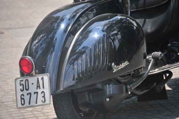 Ốp xe với logo Vespa, các khe thoát gió “đuôi cá” như trong nguyên bản thiết kế; ốp máy màu đen tăng sự “cứng cáp” của xe khi nhìn từ đằng sau.