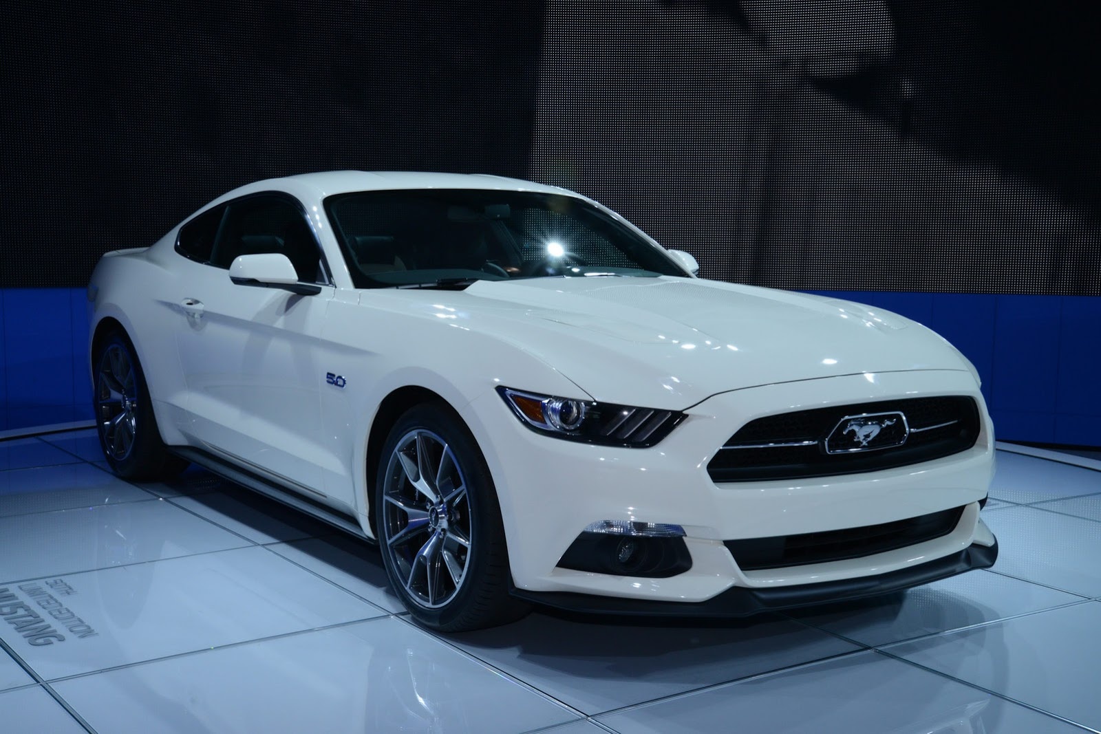 Nhân kỉ niệm 50 năm của Ford Mustang, hãng xe Mỹ đã giới thiệu phiên bản Ford Mustang 50 Year Limited Edition tại triển lãm xe New York Auto Show 2014. 