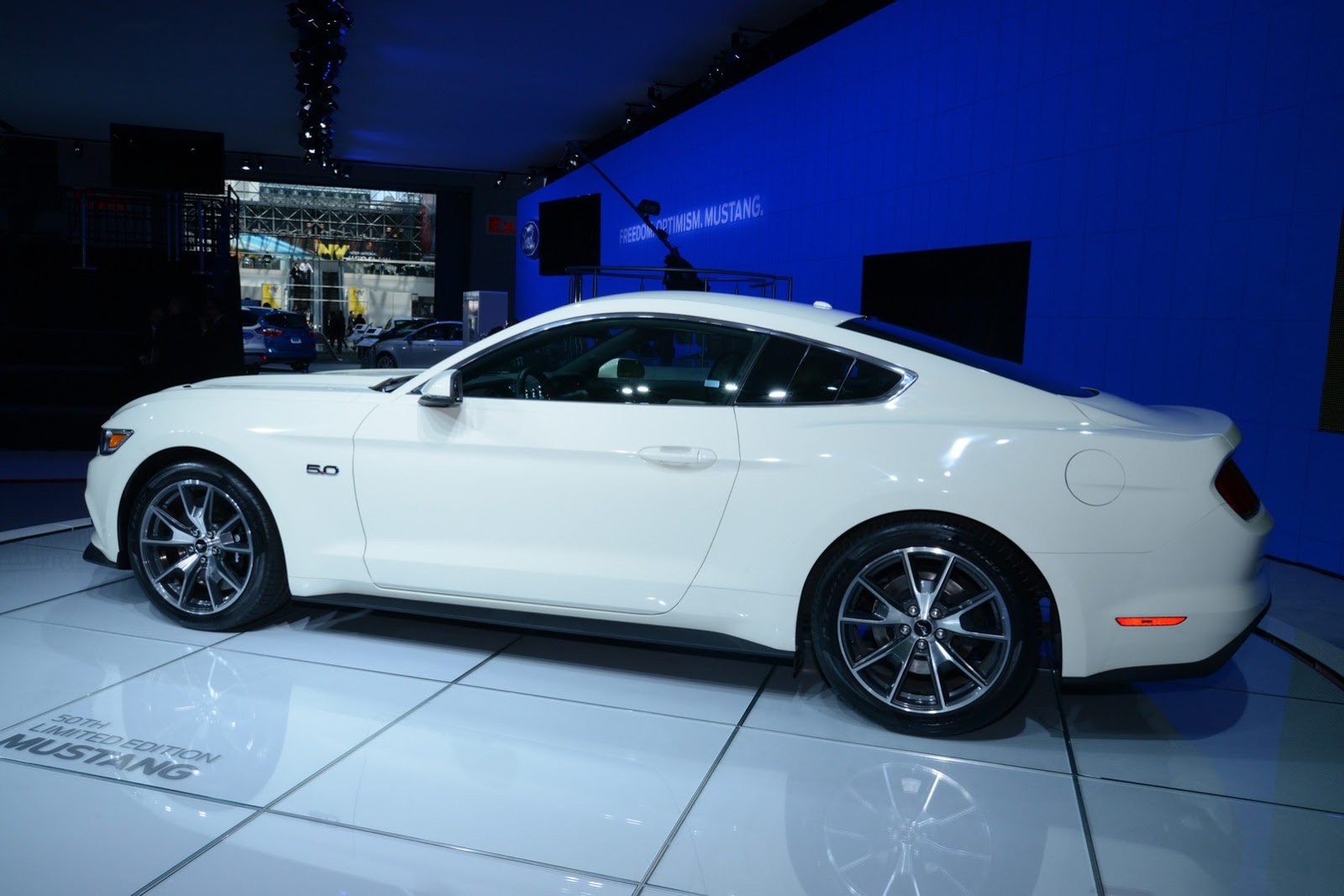 Mẫu xe Mustang đặc biệt cũng được trang bị động cơ tương tự như phiên bản Mustang GT. Tuy nhiên, sẽ được trang bị tiêu chuẩn gói phụ kiện Performance Pack. Sức mạnh của xe được cung cấp bởi khối động cơ V8 5,0 lít, công suất 420 mã lực, đi cùng hộp số tự động hoặc số sàn tùy chọn.