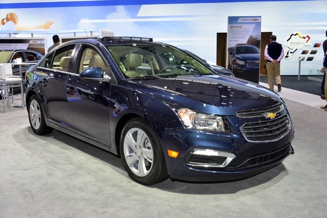 Mẫu Cruze thế hệ mới mang diện mạo hoàn toàn khác biệt so với phiên bản hiện tại, lấy cảm hứng thiết kế từ những mẫu sedan đàn anh Malibu và Impala. 