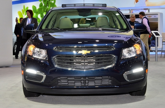 Phần đầu của Cruze 2015 được thiết kế tạo cảm giác lớn hơn trên phiên bản cũ, với lưới tản nhiệt được chia làm hai phần. Trong khi đó, phía đuôi xe cũng được thiết kế lại cụm đèn chiếu hậu.