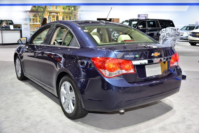 Trên phiên bản Cruze 2015, cụm điều khiển trung tâm được thiết kế lại, vô lăng cũng có kiểu dáng mới. Ngoài ra, khách hàng có thể tùy chọn trang bị màn hình hiển thị cảm ứng, kích thước 7 inch, tích hợp hệ thống thông tin giải trí MyLink do chính Chevrolet phát triển.