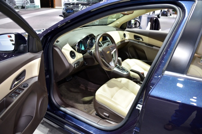 Ngoại trừ những thay đổi ở diện mạo, động cơ trên Cruze vẫn được giữ nguyên. Do đó, người dùng sẽ có 3 tùy chọn động cơ. Phiên bản Cruze 1.8 trang bị động cơ 4 xi-lanh, công suất 138 mã lực và mô-men xoắn cực đại 170 Nm. Phiên bản động cơ 1,4 lít, tăng áp, có công suất 138 mã lực và mô-men xoắn cực đại 194 Nm. Ngoài hai tùy chọn động cơ xăng, Cruze 2015 vẫn còn có tùy chọn phiên bản máy dầu 2,0 lít.