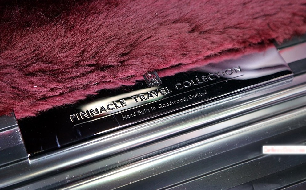 Phantom Pinnacle Travel Collection hội tủ đầy đủ những yếu tố được đánh giá cao nhất của chương trình Bespoke. Hãng xe Rolls-Royce chưa bao giờ sử dụng những màu sắc, loại vật liệu và dành nhiều thời gian để sản xuất một mẫu xe Bespoke như đối với mẫu xe này. 