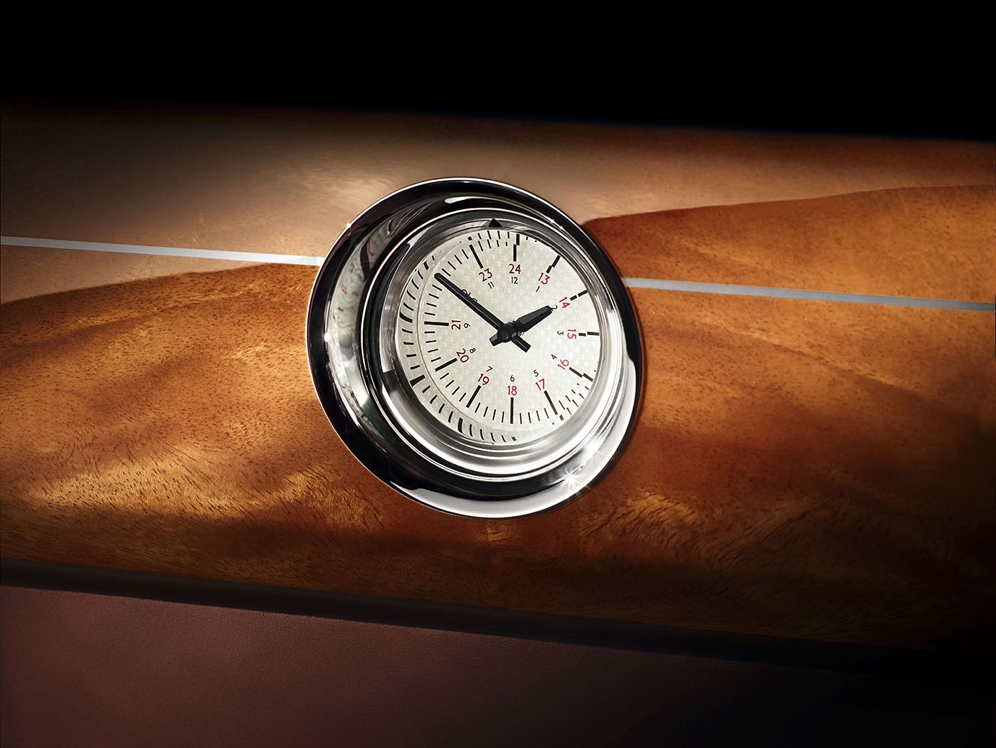 Hãng xe Rolls-Royce đã sử dụng đến 230 miếng gỗ để tạo nên không gian nội thất sang trọng bên trong cabin. 