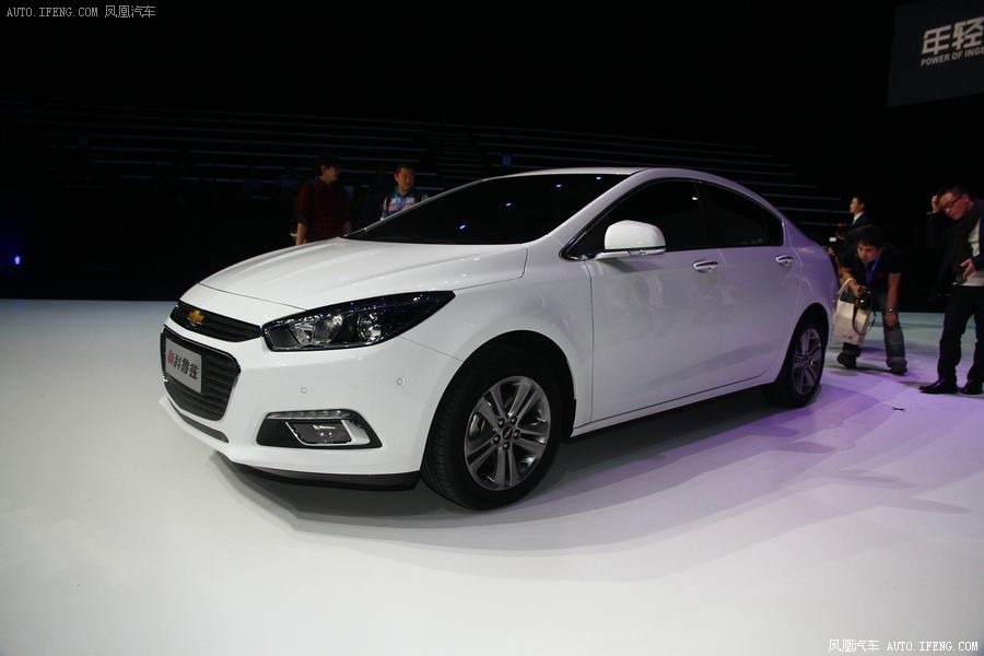 Phiên bản Cruze cho thị trường Trung Quốc được thiết kế lại, dựa trên ngôn ngữ thiết kế mới của hãng. Theo GM, mẫu Cruze mới sẽ tạo nên chuẩn mực hoàn toàn khác cho phân khúc xe này. Những chuẩn mực mới sẽ nhắm đến yếu tố tiết kiệm nhiên liệu, khả năng vận hành và các công nghệ tiên tiến trên xe. 