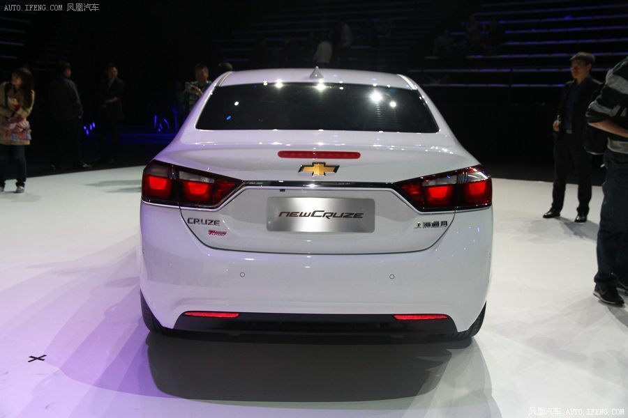 Ngoài ra, Cruze mới sẽ có 3 tùy chọn hộp số khác nhau, bao gồm hộp số 7 cấp DCG li hợp kép do GM và SAIC hợp tác, hộp số sàn 6 cấp được phát triển tại châu Âu và hộp số 6 cấp S6. Những chiếc Cruze mới được cho là có khả năng cải thiện mức tiêu hao nhiên liệu từ 14-21% so với thế hệ cũ. 