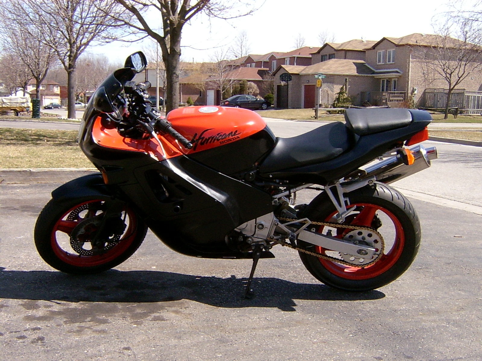 Các mẫu sportbike 600 phân khối của Honda, từ CBR600F Hurricane cho đến CBR600RR, là những mẫu xe giành nhiều danh hiệu AMA Supersport hơn bất cứ hãng nào khác. Điều này cũng được minh chứng từ những giải đua AMA đầu tiên trên thế giới, Hurricane chiến thắng tại mọi đường đua. CBR600F Hurricane cũng là mẫu xe đầu tiên được trang bị dàn áo sportbike đầu đủ. CBR600F Hurricane sở hữu sức mạnh 83 mã lực tại 11.000 vòng/phút.