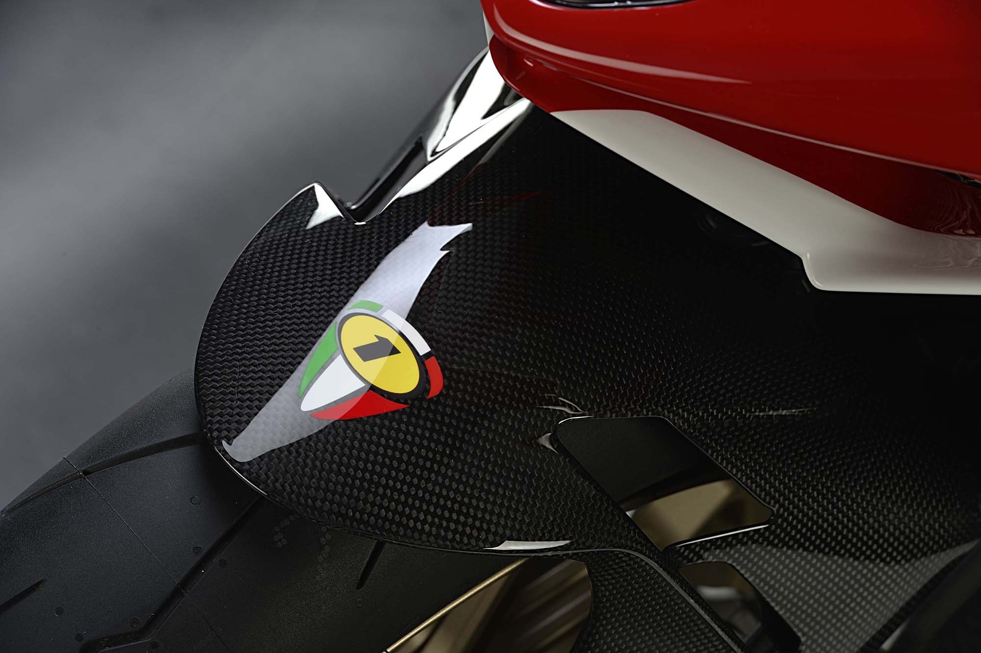 Ngoài những trang bị như trên phiên bản tiêu chuẩn, F3 800 AGO còn được trang bị thêm nhiều tính năng đặc biết khác như hệ thống MVICS có chức năng kiểm soát bướm ga, 4 chế độ lái khác nhau và hệ thống kiểm soát lực kéo 8 cấp. Bên cạnh đó, xe còn được trang bị bộ sang số nhanh và chống bó cứng phanh ABS.