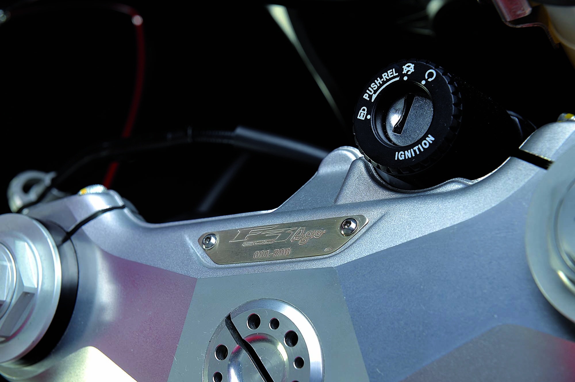 Cung cấp sức mạnh cho xe là khối động cơ 3 xi-lanh 798 phân khối, công suất 133 mã lực tại 13.500 vòng/phút và mô-men xoắn cực đại 80 Nm tại 10.600 vòng/phút.