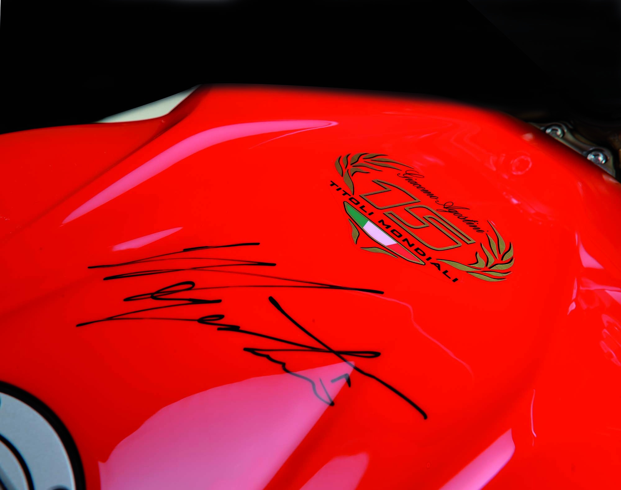 Ngoài những trang bị như trên phiên bản tiêu chuẩn, F3 800 AGO còn được trang bị thêm nhiều tính năng đặc biết khác như hệ thống MVICS có chức năng kiểm soát bướm ga, 4 chế độ lái khác nhau và hệ thống kiểm soát lực kéo 8 cấp. Bên cạnh đó, xe còn được trang bị bộ sang số nhanh và chống bó cứng phanh ABS.