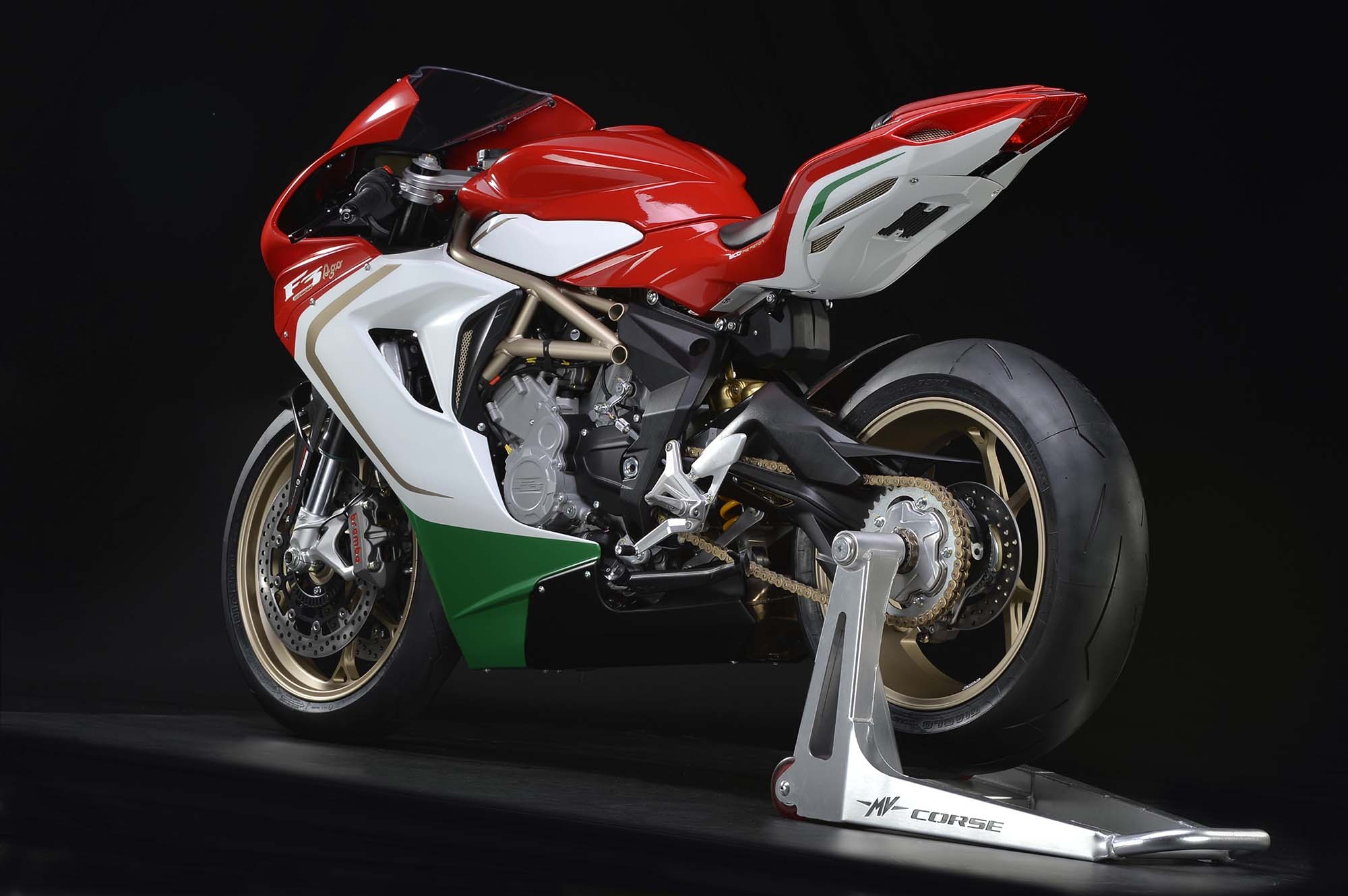 Trên thân xe có nhiều chi tiết được MV Agusta chế tạo từ các loại vật liệu nhẹ. Dè trước được làm từ sợi carbon, nhiều bộ phận chế tạo từ nhôm, nên trọng lượng của xe chỉ khoảng 171 kg, nhẹ hơn phiên bản F3 800 tiêu chuẩn khoảng 2 kg.