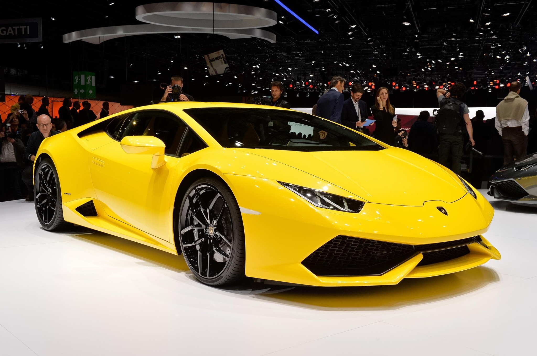 Lamborghini Huracan hut khach tai thi truong Trung Quoc hinh anh