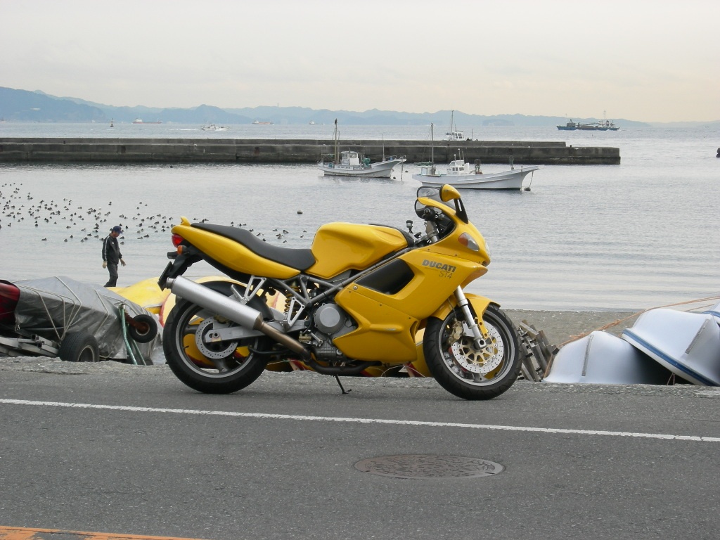 Trong quá khứ, Ducati ST4 là mẫu xe đường trường được đánh giá cao trong quá khứ. Mẫu xe của Ducati thể hiện sự ổn định cao trong vận hành. Tay lái rộng, yên xe và kính chắn gió thiết kế lớn nên tạo cảm giác thoải mái cho người lái.