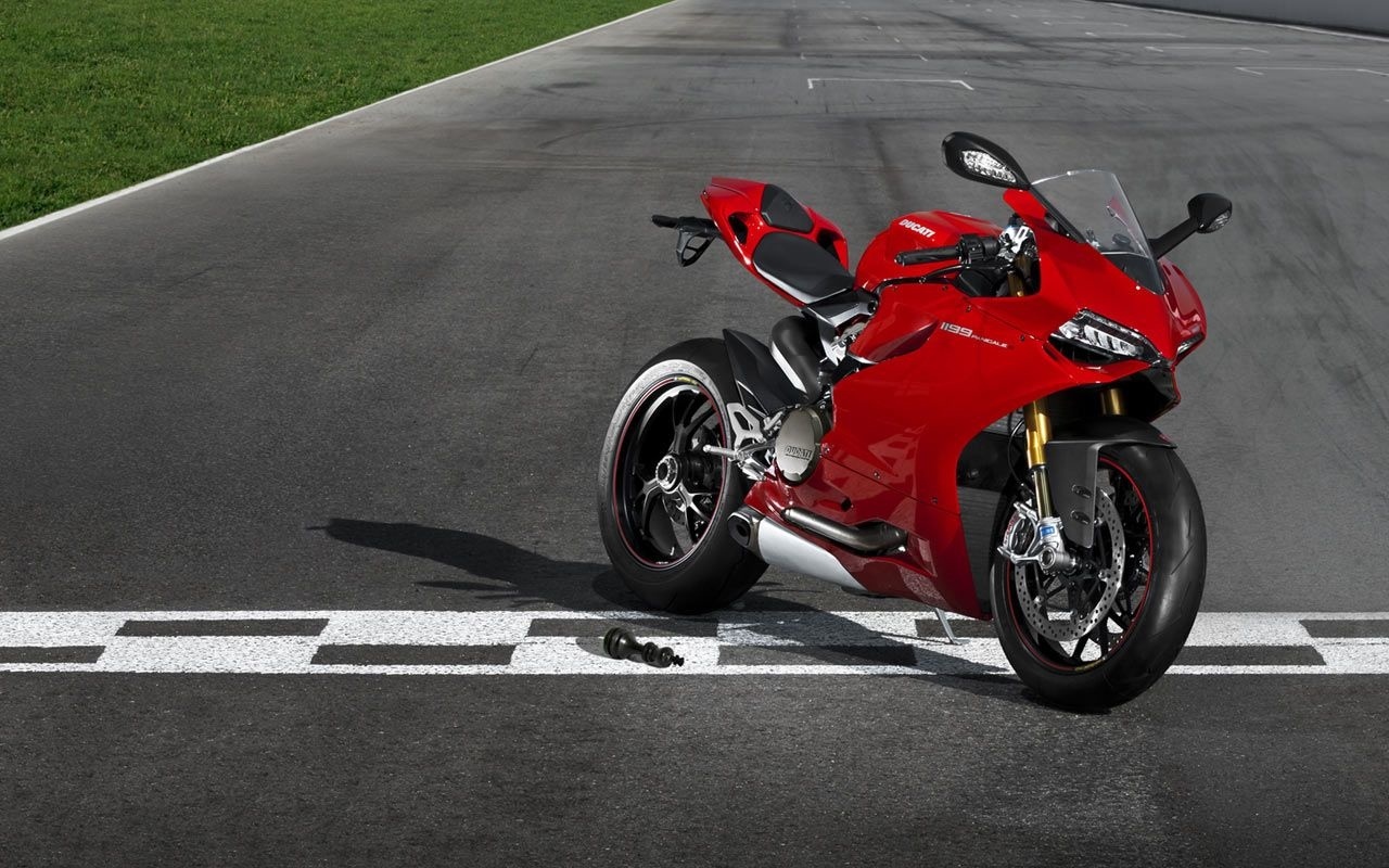 Trong danh sách những cái tên được mến mộ của Ducati không thể bỏ qua mẫu sportbike 1199 Panigale. Siêu mô tô của hãng xe ý không sử dụng hệ khung trellis thường thấy, thay vào đó là hệ khung liền khối. Cung cấp sức mạnh cho xe là động cơ Superquadro L-Twin, dung tích 1.198 phân khối, công suất cực đại 195 mã lực tại 10.750 vòng/phút và mô-men xoắn cực đại 132 Nm tại 9.000 vòng/phút.
