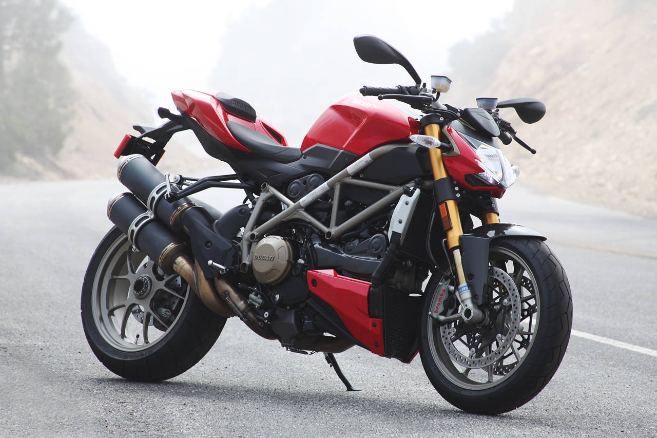 Ducati Streetfighter S là một trọng những mẫu naked-bike có khả năng vận hành ấn tượng nhất trên thị trường. Cung cấp sức mạnh cho xe là khối động cơ L-Twin, xi-lanh đôi, 4 van trên mỗi xi-lanh, dung tích 1.099 phân khối, làm mát bằng dung dịch, công suất 155 mã lực tại 9.500 vòng/phút và mô-men xoắn cực đại 115 Nm.