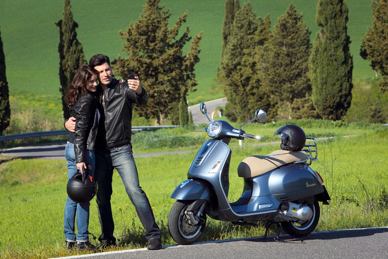 Ngoài ra, Vespa GTS 2015 còn được trang bị thêm kết nối đa phương tiện cho phép liên kết smartphone với hệ thống điện tử của xe. Khi đó, người điều khiển có thể ghi lại thông tin hành trình đã di chuyển, tốc độ, khả năng tăng tốc, sức mạnh và mô-men xoắn của động cơ, mức tiêu hao nhiên liệu và một số thông tin khác…