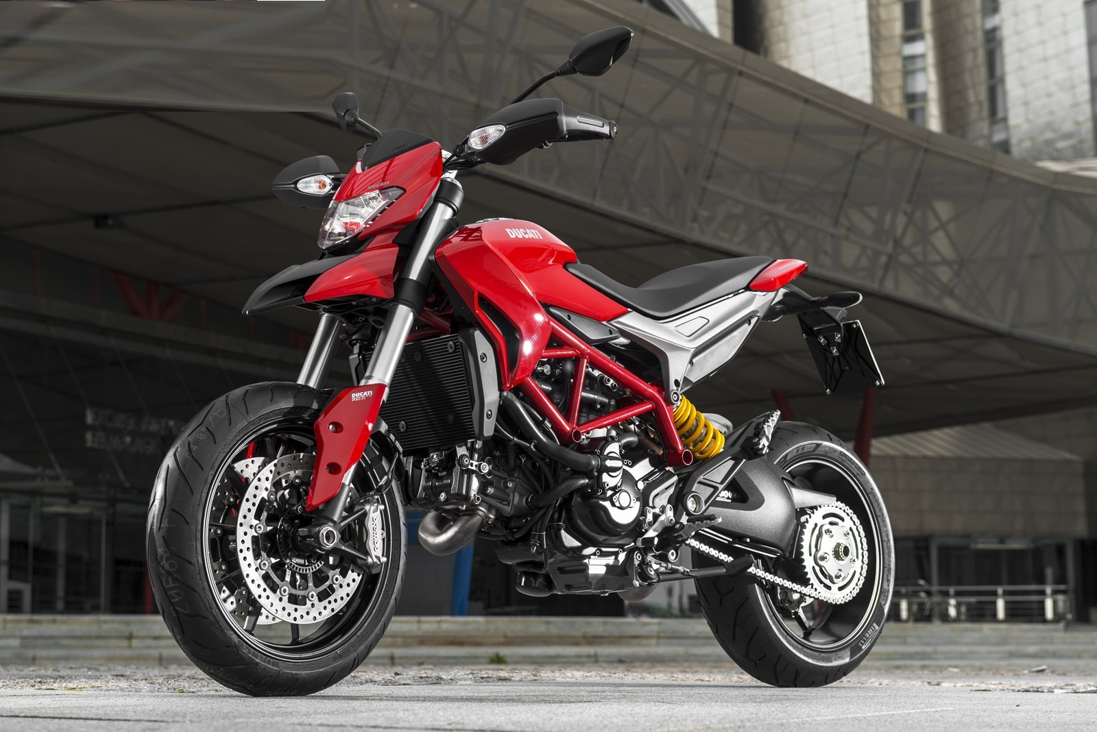 Hypermotard 821, khác với “người anh em” Hypermotard 1100, sử dụng động cơ Testastretta góc nghiêng 11 độ, làm mát bằng dung dịch, công suất 110 mã lực và mô-men xoắn cực đại 90 Nm. Mẫu xe này cũng được trang bị những công nghệ tối tân của Ducati như hệ thống chống bó cứng phanh ABS, kiểm soát độ bám đường, kiểm soát công suất theo chế độ lái…