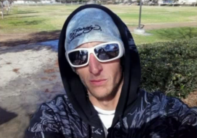 Adam Howe để quên điện thoại ăn cắp tại nhà thờ. Bức ảnh “tự sướng” lưu trong điện thoại đã tố cáo thủ phạm.