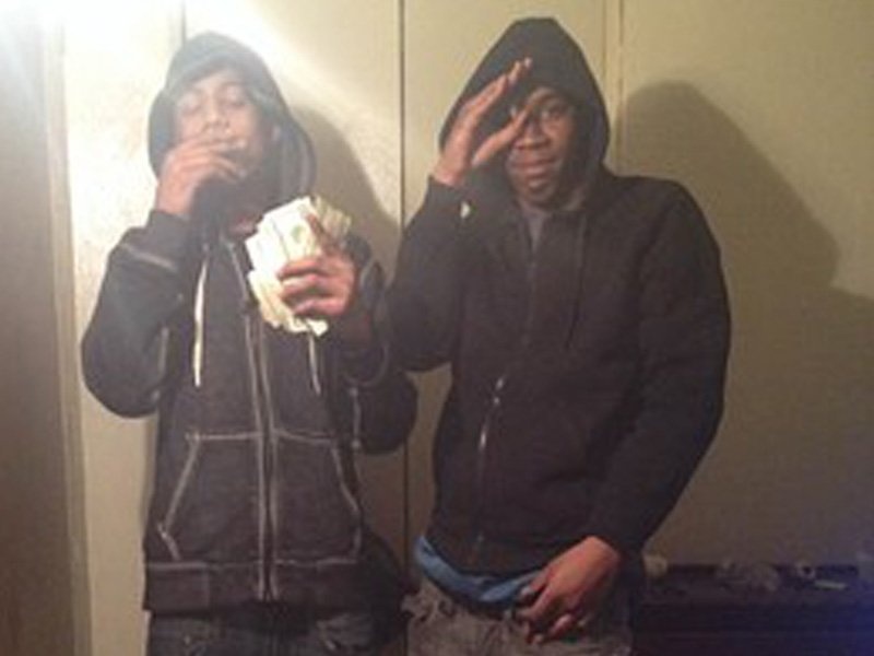 Tyquan Solomon, 19 tuổi và Terrance Sistruck, 16 tuổi bị bắt vì chụp ảnh “tự sướng” bằng iPhone ăn cắp. Chủ nhân iPhone phát hiện bức ảnh trên iCloud và báo nhà chức trách.  