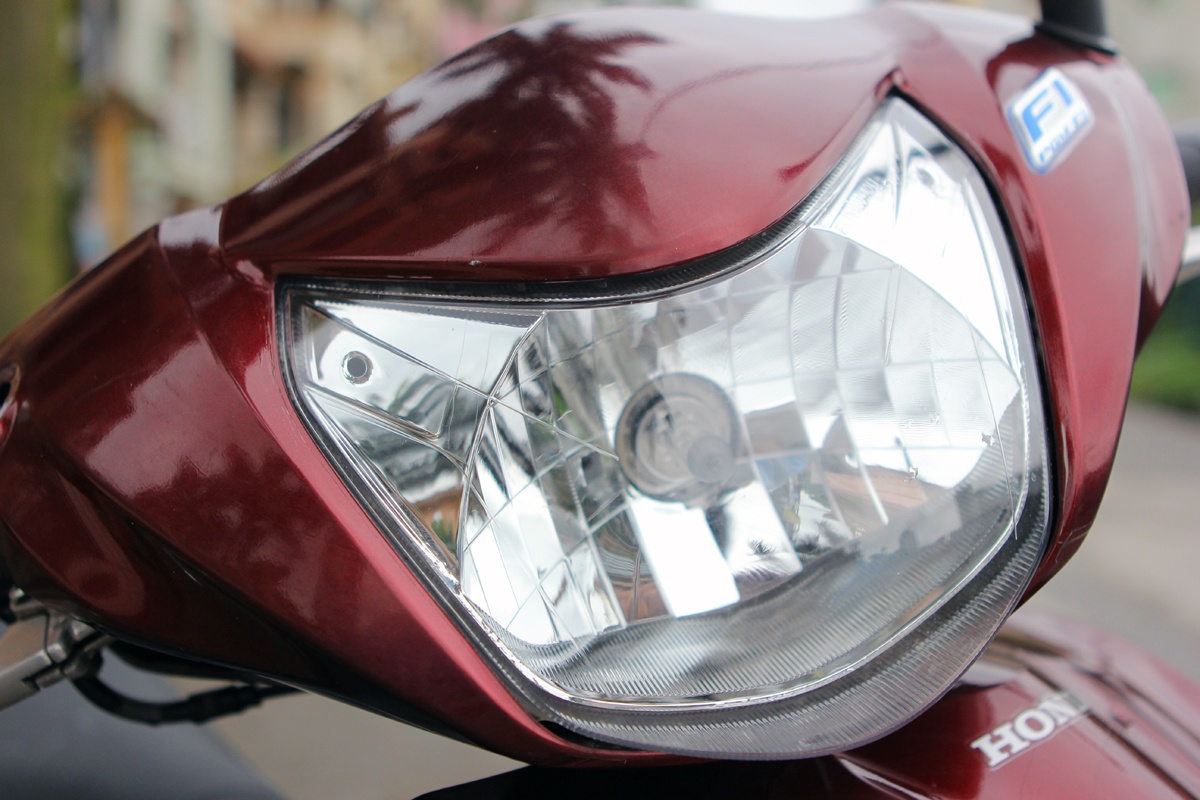 Đèn pha của Honda Vision nằm tách biệt ở phía trên tay lái. 