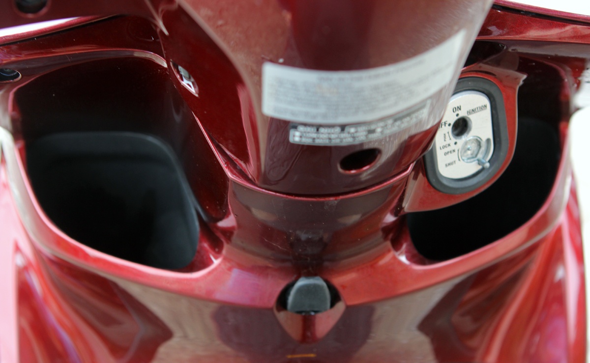 Cả Honda Vision và Luivas Fi đều có hộc đựng đồ nhỏ phia trước. Cốp đựng đồ phía dưới yên xe của cả hai mẫu xe này đều khá lớn.