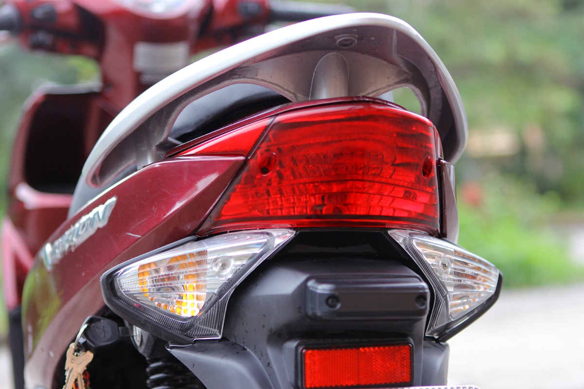 Đuôi xe Honda Vision có thiết kế khá to.