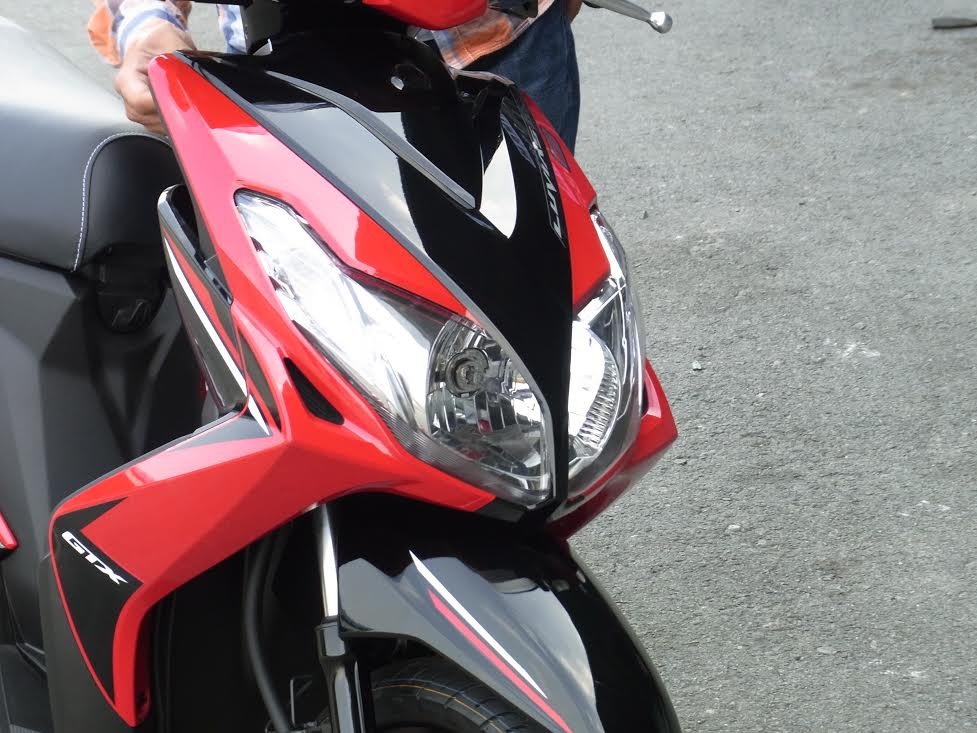 Đèn pha của Luvias Fi được tách làm đôi..