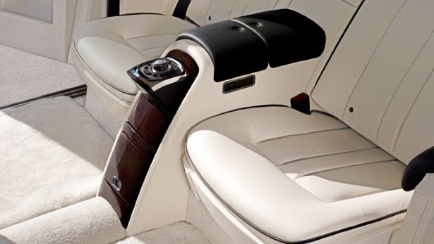 Gói tùy chọn ghế ngồi dành cho mẫu sedan siêu sang Rolls-Royce Phantom sẽ tiêu tốn của khách hàng khoảng 23.940 bảng. Trong khi đó, giá trị của chiếc xe này là khoảng 305.750 bảng. Với gói tùy chọn này, hàng ghế phía sau sẽ được chia làm 2 phần riêng biệt.