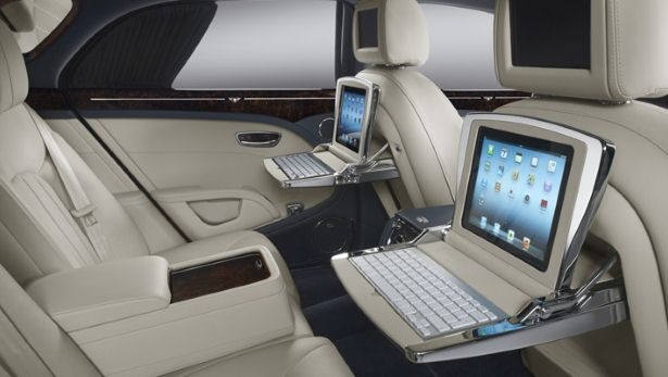 Những mẫu xe siêu sang của Bentley luôn mang lại cho khách hàng nhiều lựa chọn để cá nhân hóa. Khi đã bỏ ra số tiền lên đến 228.200 bảng để sở hữu 1 chiếc Bentley Mulsanne V8, có lẽ nhiều người cũng không ngần ngại chi thêm khoảng 21.145 bảng để trang bị gói thiết bị giải trí cao cấp bên trong xe. Những trang bị của gói phụ kiện này bao gồm thiết bị phát Wi-fi di động, 2 màn hình LCD 8 inch dành cho hàng ghế sau, hệ thống âm thanh Naim, tai nghe Bluetooth…