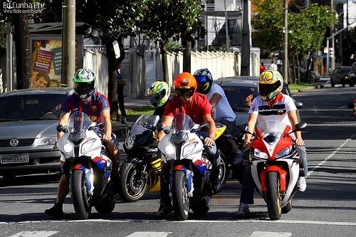 BMW S1000RR va Honda CBR1000RR duoi nhau o van toc 300 km/h hinh anh