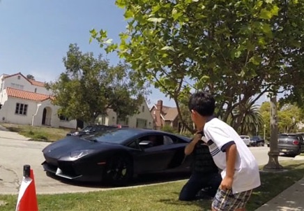 Cau be 7 tuoi nhan qua sinh nhat dac biet tu Lamborghini hinh anh