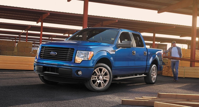 Mẫu xe bán tải Ford F-Series đứng đầu danh sách những mẫu xe bán chạy trong tháng 4 tại thị trường Mỹ. Theo số liệu thống kê, Ford đã tiêu thụ được 63.387 chiếc F-Series, tăng trưởng 7,4 % so với tháng trước đó. Ngoài ra, đây cũng là lần đầu tiên Ford bán được nhiều mẫu F-Series đến vậy trong tháng 4, tính từ năm 2006. Trong số đó, F-150 là mẫu xe được nhiều khách hàng lựa chọn nhất. Mẫu bán tải của Ford được trang bị động cơ EcoBoost 3,5 lít có doanh số bán chiếm 42% tổng số xe F-Series bán ra, phiên bản trang bị động cơ V6 chiếm 55% lượng xe bán ra.