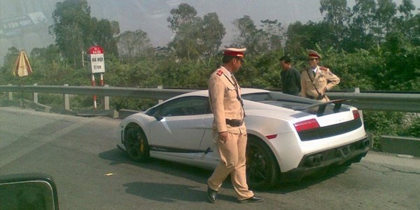 Nguoi lai sieu xe Lamborghini bi CSGT Viet Nam hoi tham hinh anh