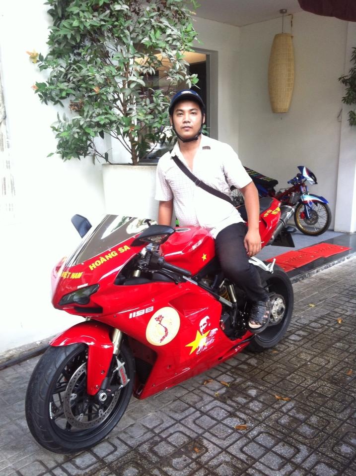 Để bày tỏ sự tự tôn dân tộc và phẫn nộ trước hành động đưa giàn khoan HD-981 vào hoạt động trái phép tại vùng biển Việt Nam, Nguyễn Vũ Khánh Toàn, một người chơi mô tô tại Sài Gòn, đã trang trí cho mẫu sportbike Ducati 1198 của mình với những dòng chữ và hình ảnh đậm tình yêu dân tộc.