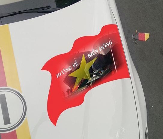 Decal được dán trên nắp capo của một xe trong đoàn.