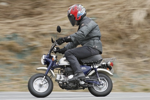 Tư thế ngồi lênh khênh khi điều khiển một chiếc Honda Monkey.