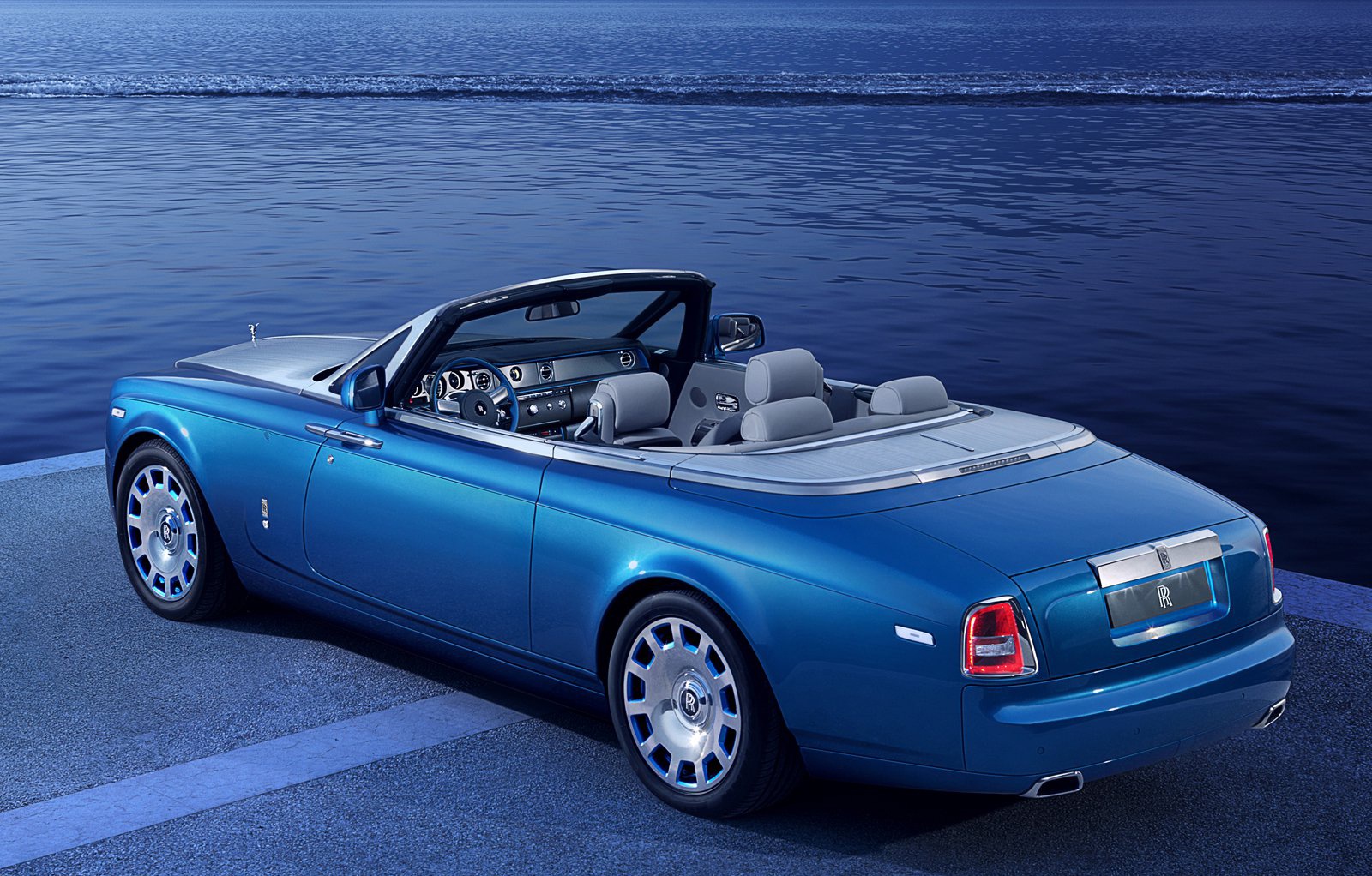 Theo Rolls-Royce mẫu xe đặc biệt này có số lượng sản xuất chỉ 35 chiếc, được hoàn thiện với màu sơn xanh dương. Bê n cạnh đó, một số chi tiết khác trên mẫu Phantom Drophead Coupe Waterspeed Collection cũng được điểm tông màu xanh như trên vô lăng, lưới tản nhiệt, khung kính chắn gió…