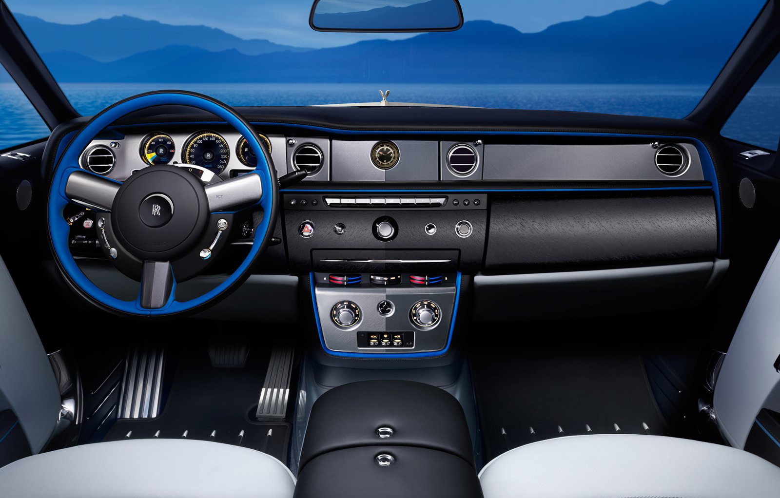 Tương tự như những mẫu Rolls-Royce Phantom khác, cabin của Drophead Coupe Waterspeed Collection thể hiện sự sang trọng vượt bậc với nội thất bọc da màu xám và khu vực bảng tap lô làm từ gỗ… Một trong những yếu tố bắt mắt nhất của mẫu xe đặc biệt này lại đến từ khối động cơ, khi cũng được phối màu tương tự như nội và ngoại thất xe. 