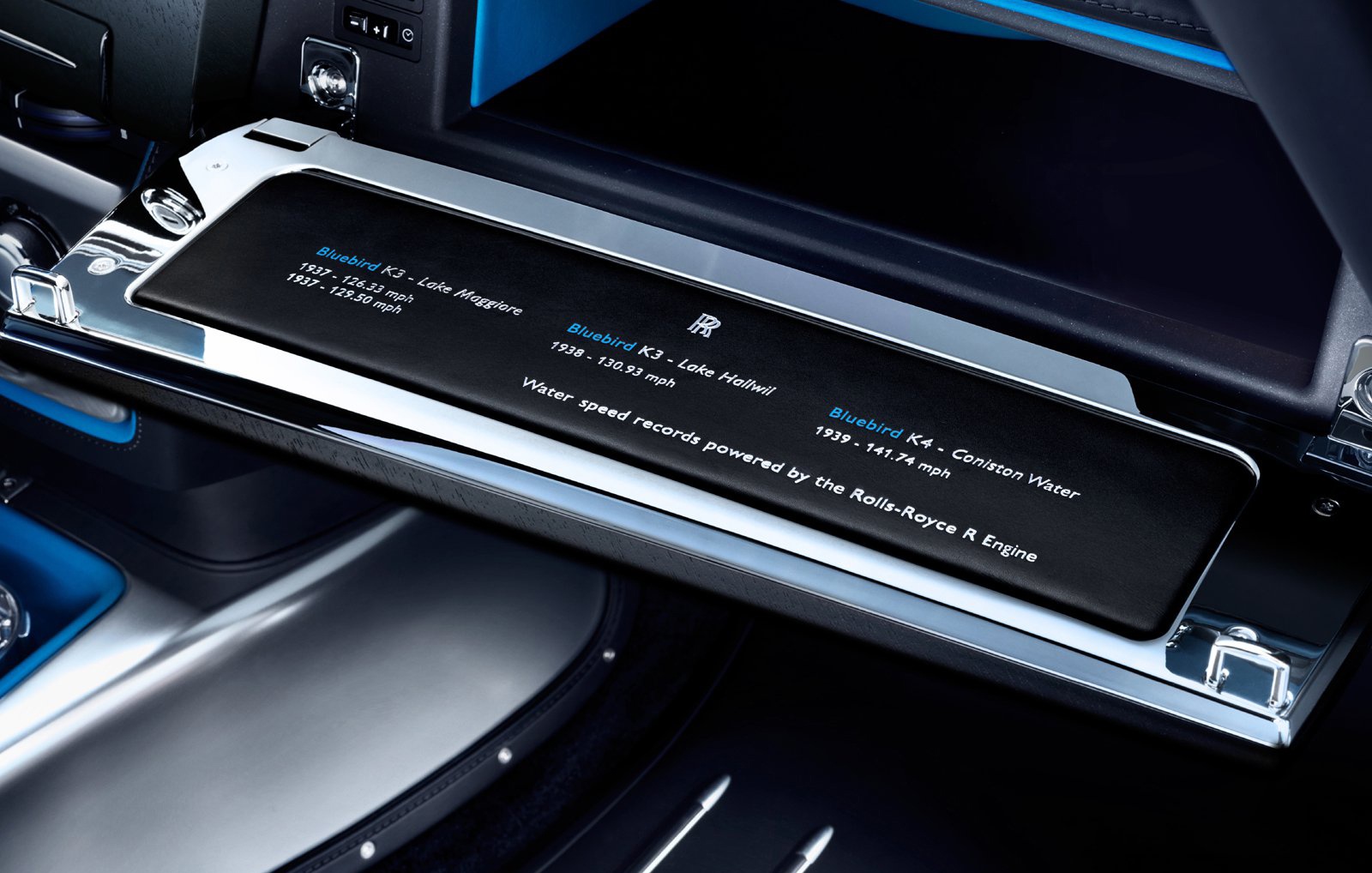 Về kỹ thuật, khối động cơ của Drophead Coupe Waterspeed Collection cũng giống như những phiên bản tiêu chuẩn khác. Sức mạnh 453 mã lực của xe được sinh ra từ khối động cơ V12 6,75 lít, mô-men xoắn cực đại 720 Nm, giúp xe có thể tăng tố từ 0-100 km/h trong 5,6 giây, trước khi đạt tốc độ tối đa 250 km/h.